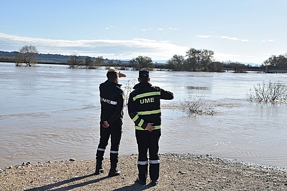 Miembros de la UME vigilan el Ebro durante una crecida.