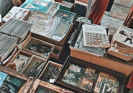 Exposición de objetos en el mercadillo