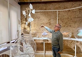 Francés Martínez, en la primera planta del MUPA, mostrando la colección de abanicos modernos.