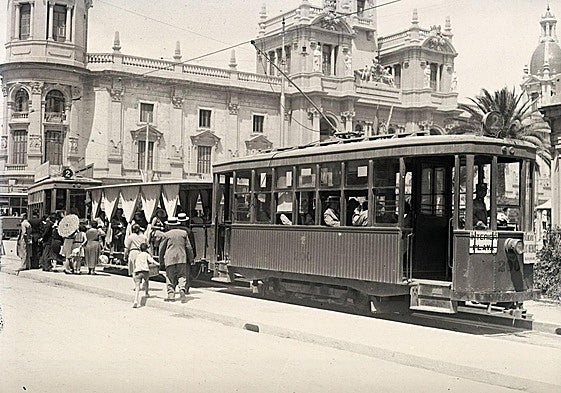 Unidad de la Línea 3 del tranvía a su paso por la plaza del Ayuntamiento de Valencia.