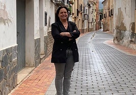 La alcaldesa de Matet en una de las calles del pueblo.