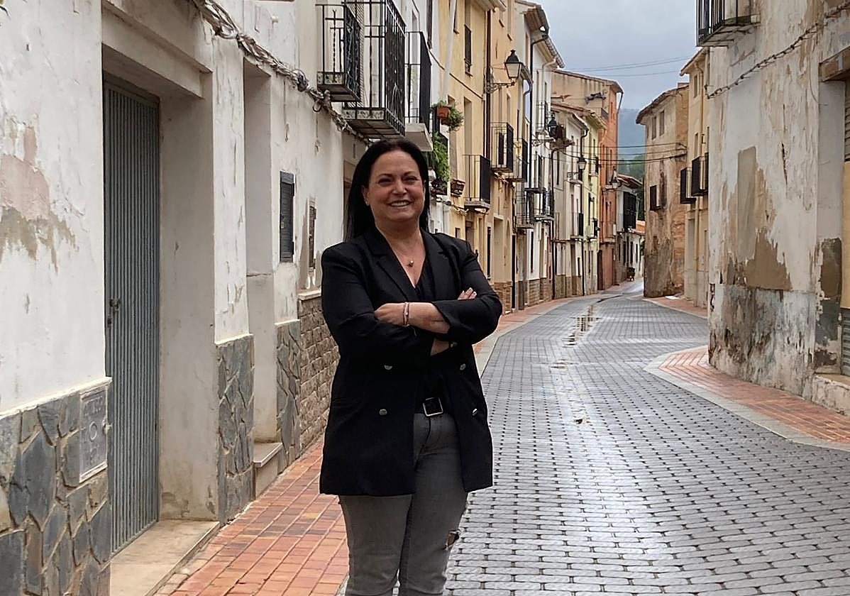 La alcaldesa de Matet en una de las calles del pueblo.