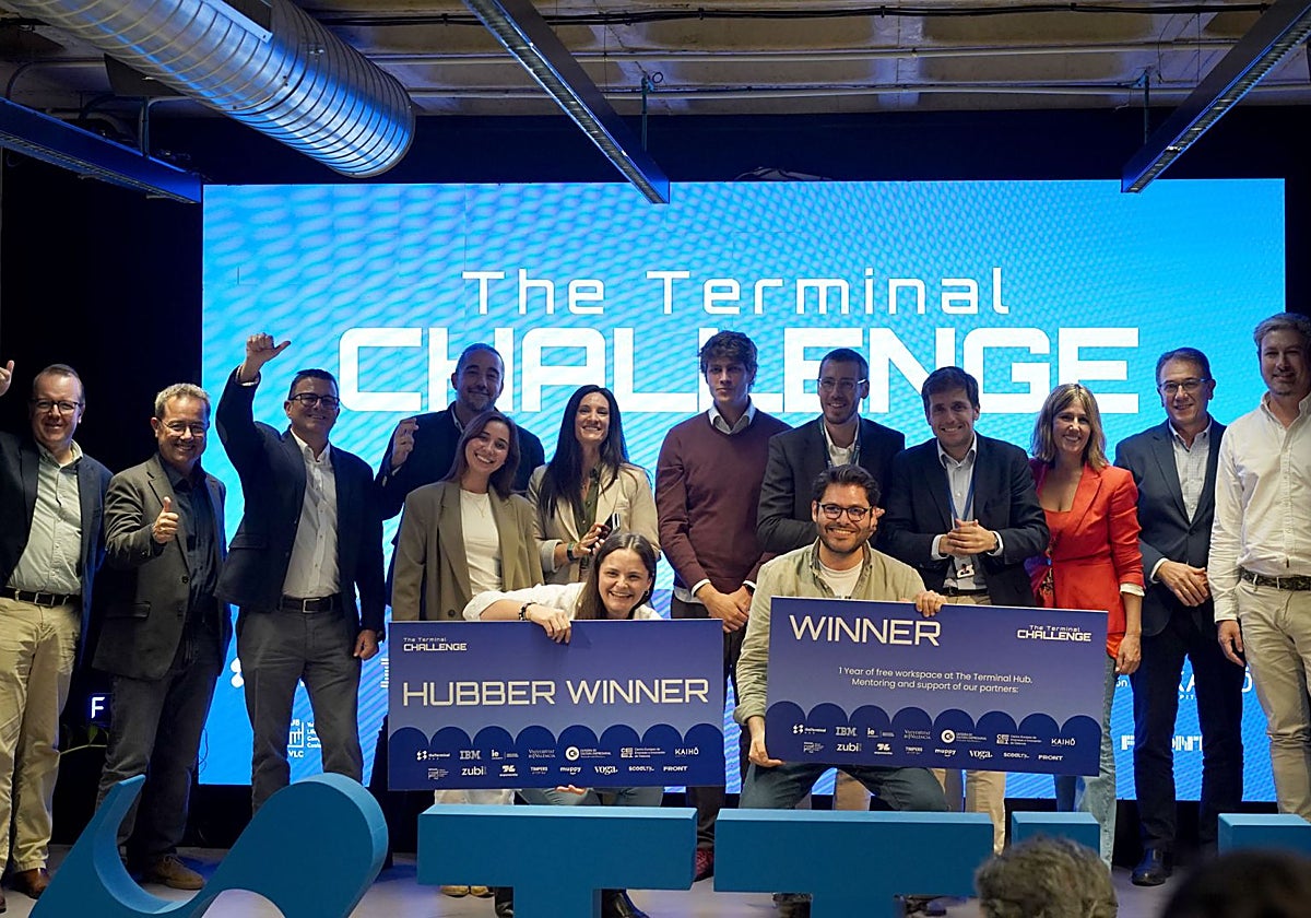 Imagen de los premiados, Perzon y Vesta-Z, junto a los miembros del jurado