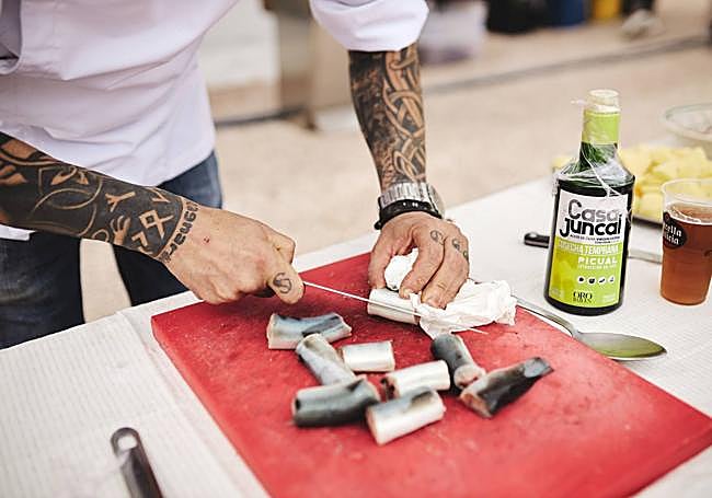 Un cocinero en plena elaboración.