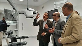 El conseller Marciano Gómez, durante su visita a las instalaciones del nuevo hospital de Ontinyent.