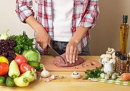 La dieta es el principal método para bajar el colesterol.