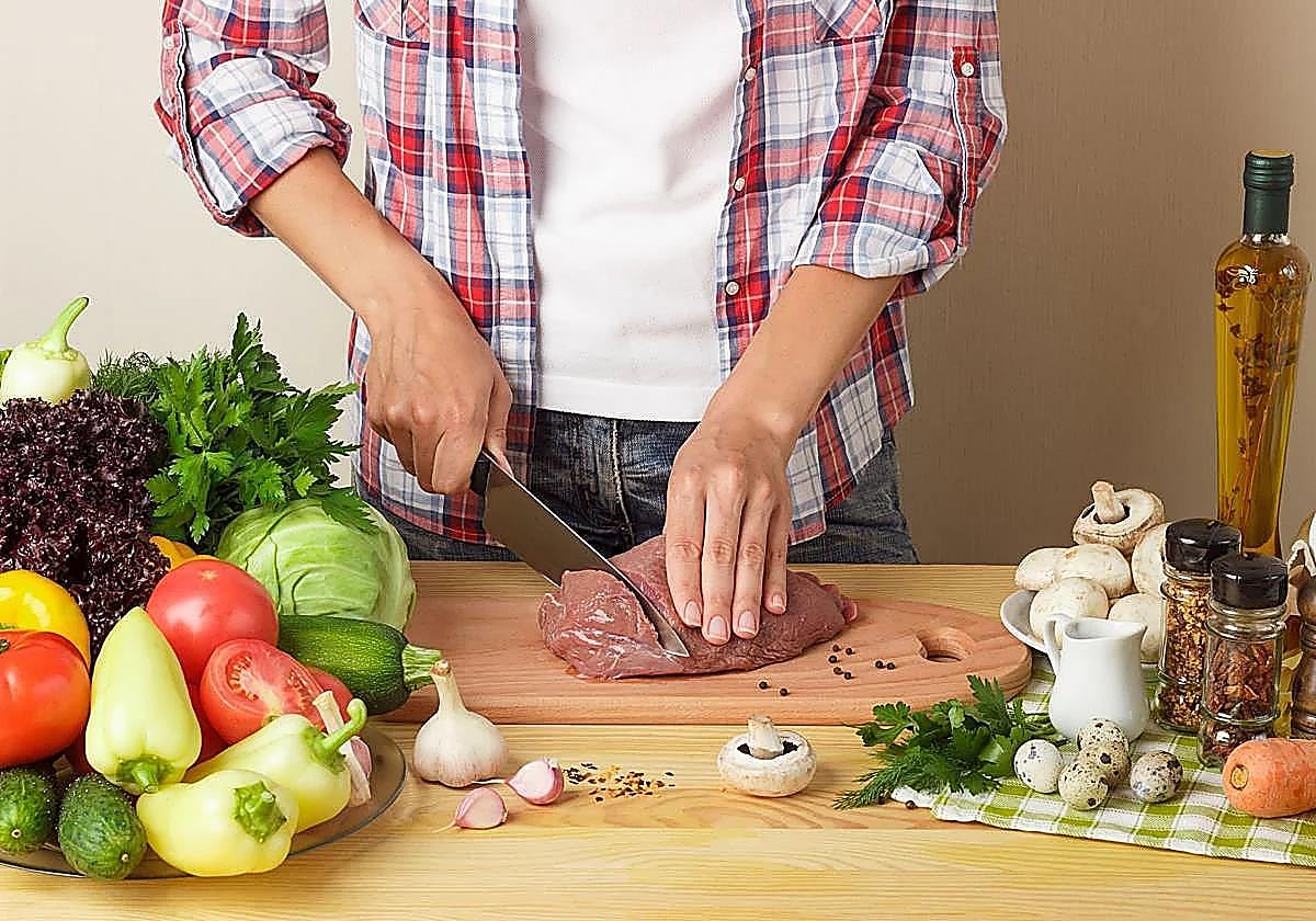 La dieta es el principal método para bajar el colesterol.