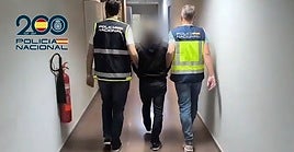 Los agentes de la Policía Nacional, con el detenido.