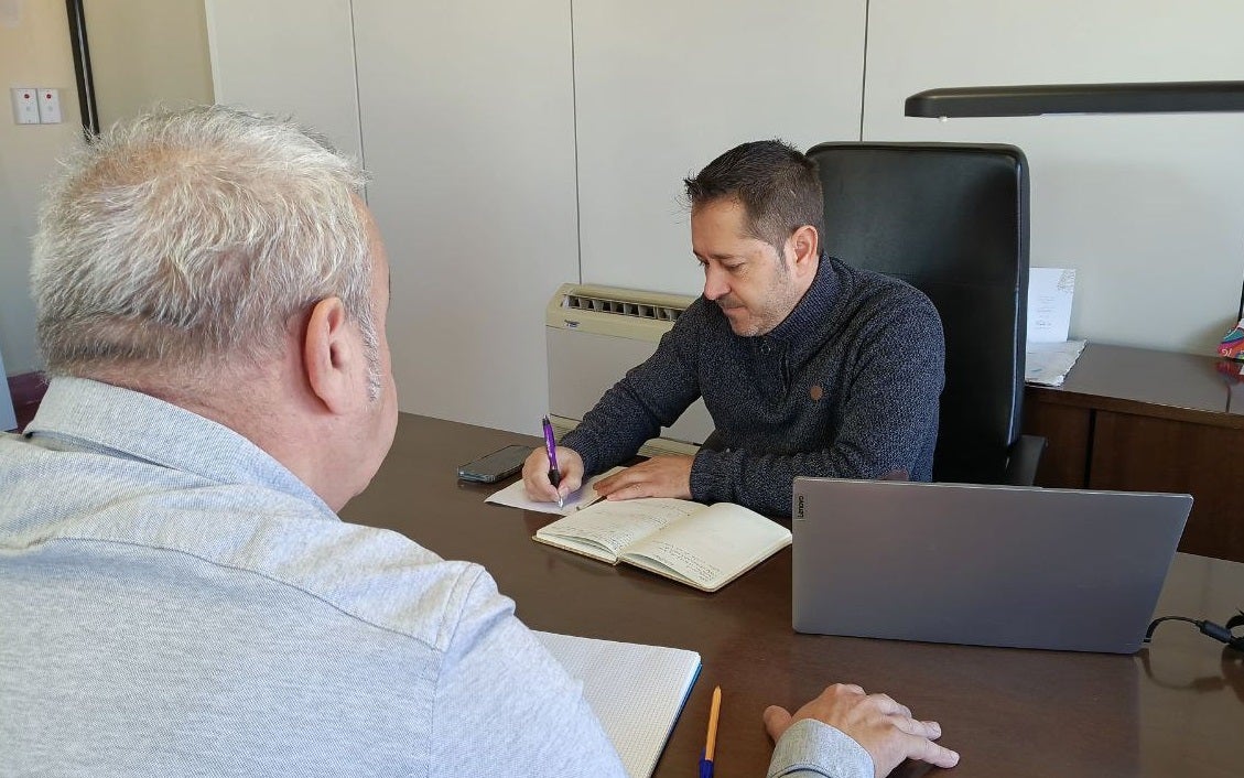 El presidente de la Mancomunitat, José Luis Gijón, firma el Plan de Igualdad.
