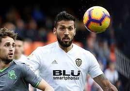 Ezequiel Garay durante su etapa con el Valencia.