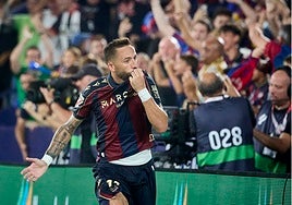 Morales se besa el escudo del Levante en la celebración de un gol.
