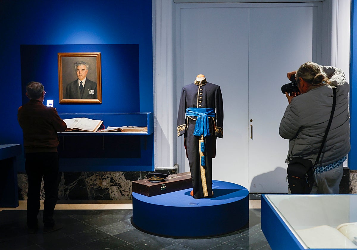 Sala final de la exposición, con un retrato de Mora.