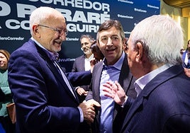 Juan Roig saluda a Vicente Lafuente, antes del inicio del acto #QuieroCorredor.