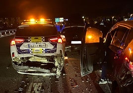 El coche de la Policía Local con daños en la parte trasera poco después del accidente.