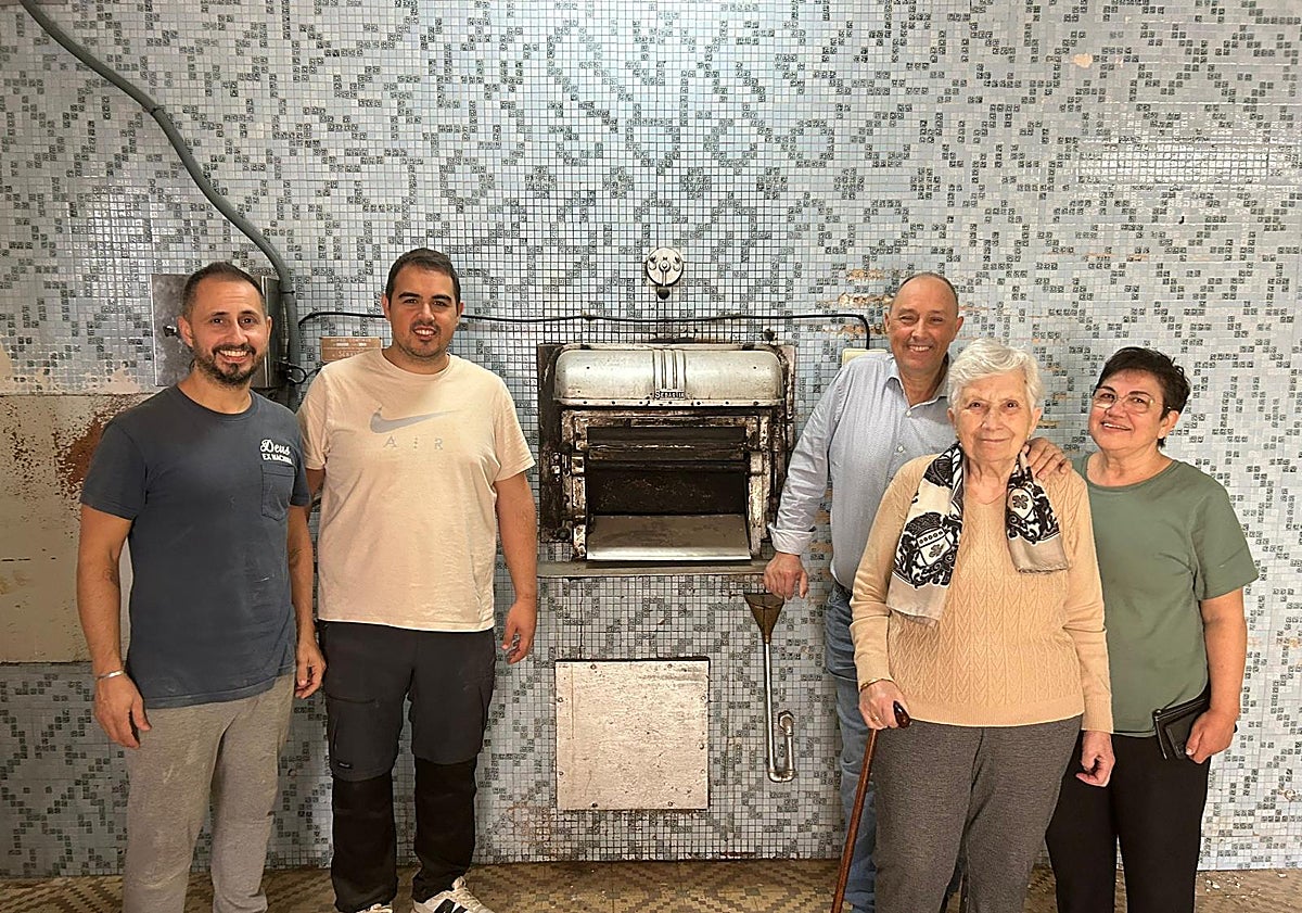 Imagen principal - El horno que cumple 280 años en la zona cero y revive tras el 29-O