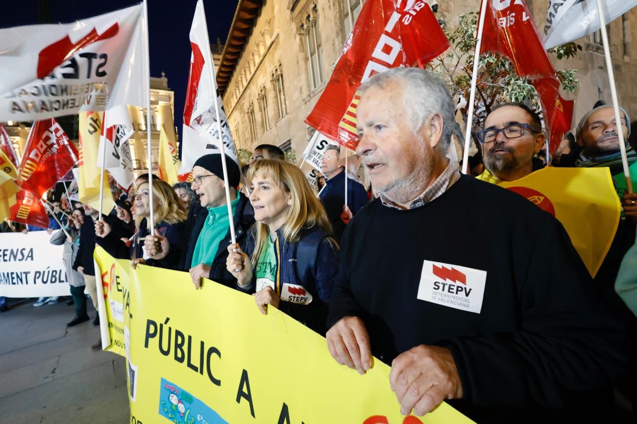 FOTOS | Manifestación del sindicato de profesores en la plaza de Manises