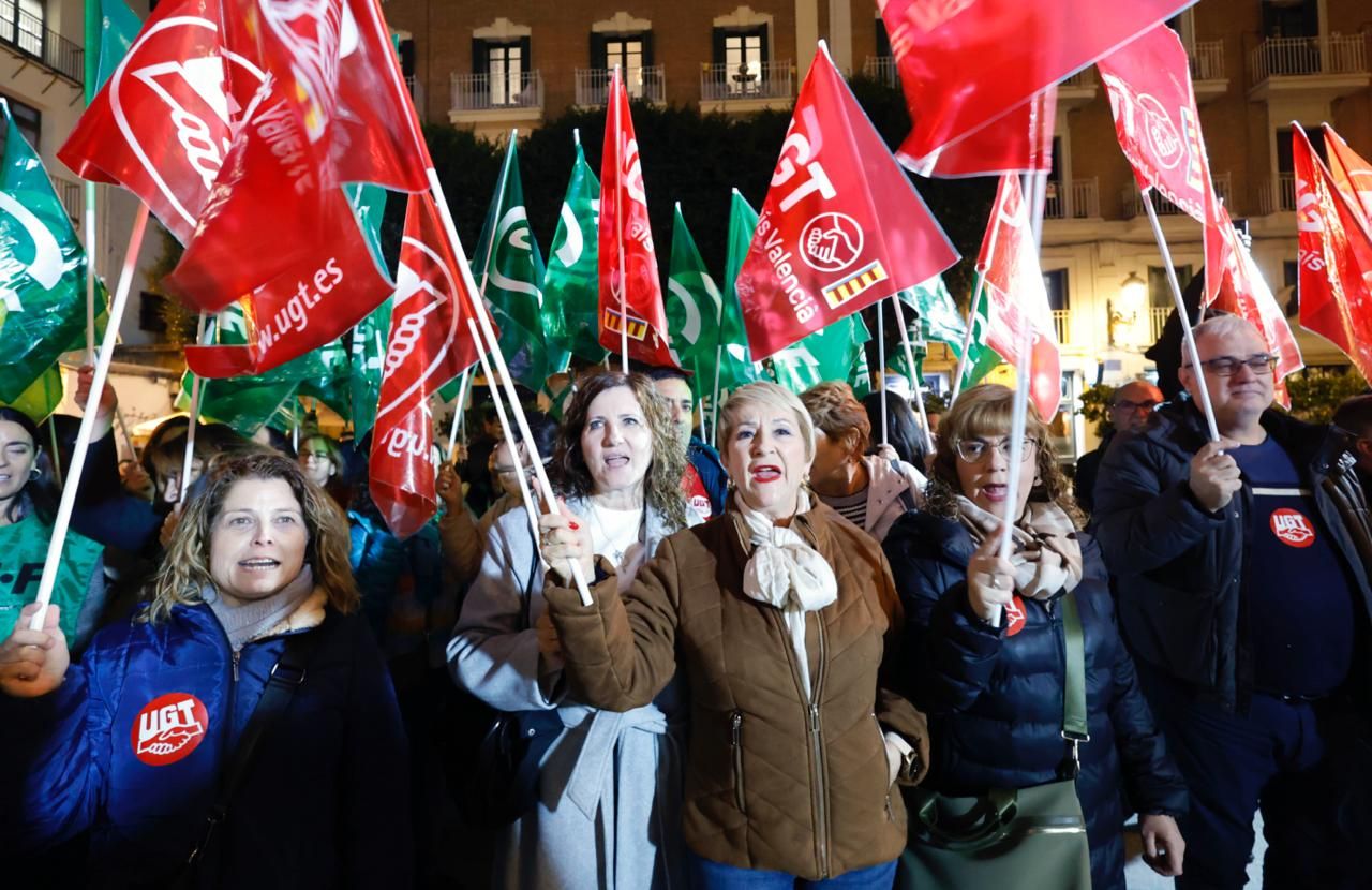 FOTOS | Manifestación del sindicato de profesores en la plaza de Manises