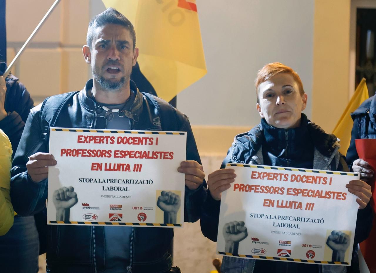 FOTOS | Manifestación del sindicato de profesores en la plaza de Manises