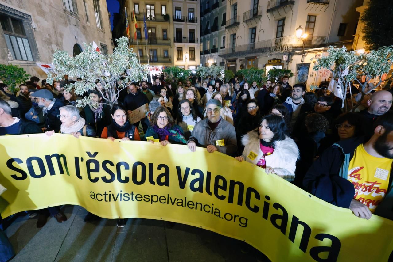 FOTOS | Manifestación del sindicato de profesores en la plaza de Manises