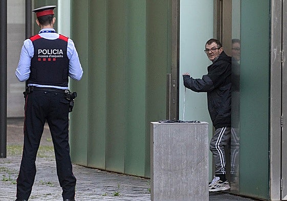 Miguel Ricart sale de los calabozos tras su última detención en 2022.