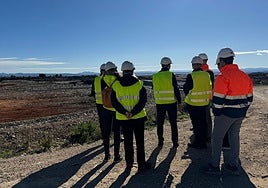 Momento de la visita a la planta de tratamiento.