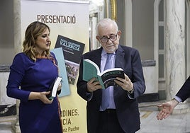 Catalá y Puche, durante la presentación en el Ayuntamiento del doble volumen.
