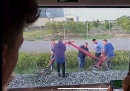 Una foto de un viajero muestra como operarios retiran la pieza dañada.