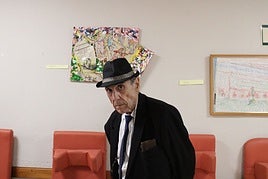 Juánfer junto a una de sus obras.