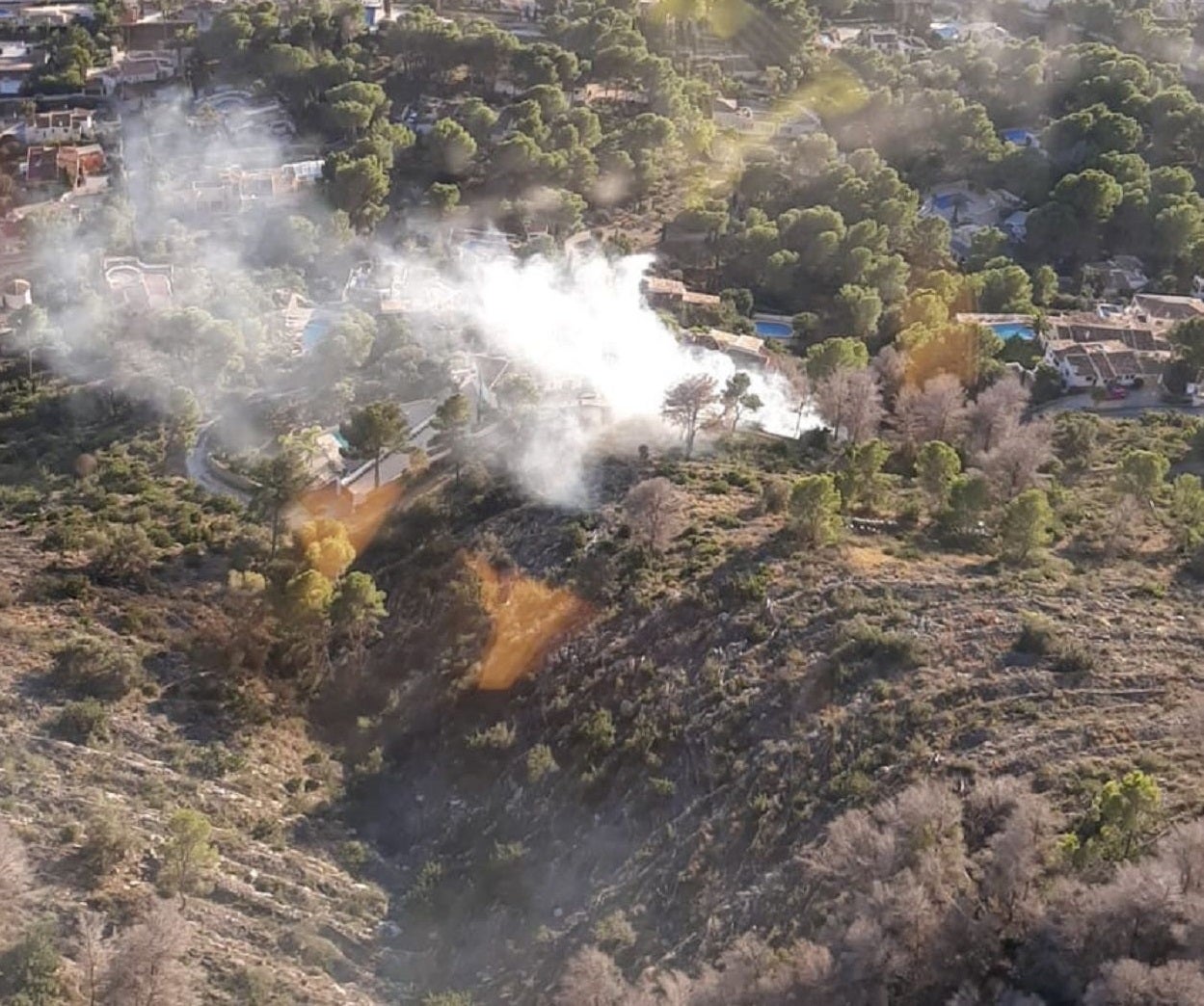 El humo procedente de la zona afectada por el fuego.