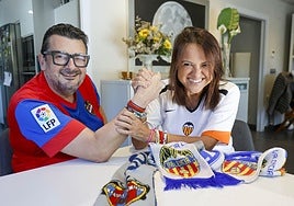 El levantinista Javier y la valencianista Ivanna bromean en el salón de su casa.