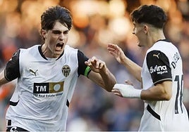 Javi Guerra y Diego López celebran un gol con el Valencia.