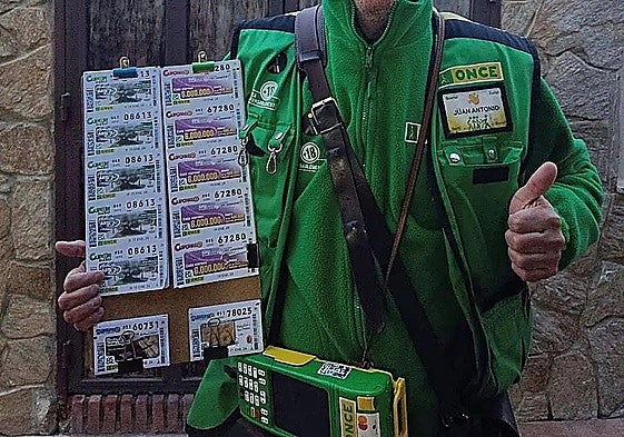 Un vendedor de la ONCE en una imagen de archivo.