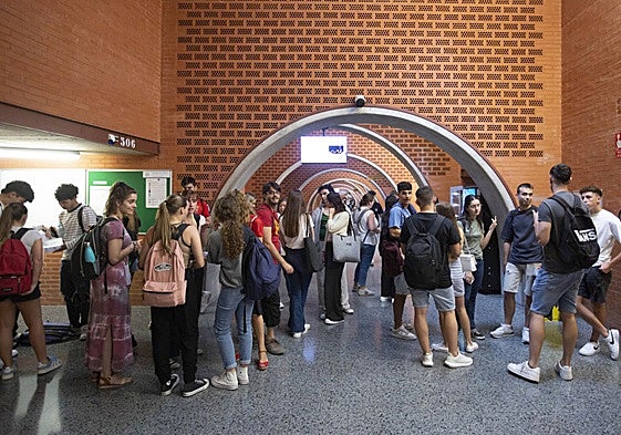 Estudiantes en el campus de Tarongers de la Universitat, en una imagen de archivo.