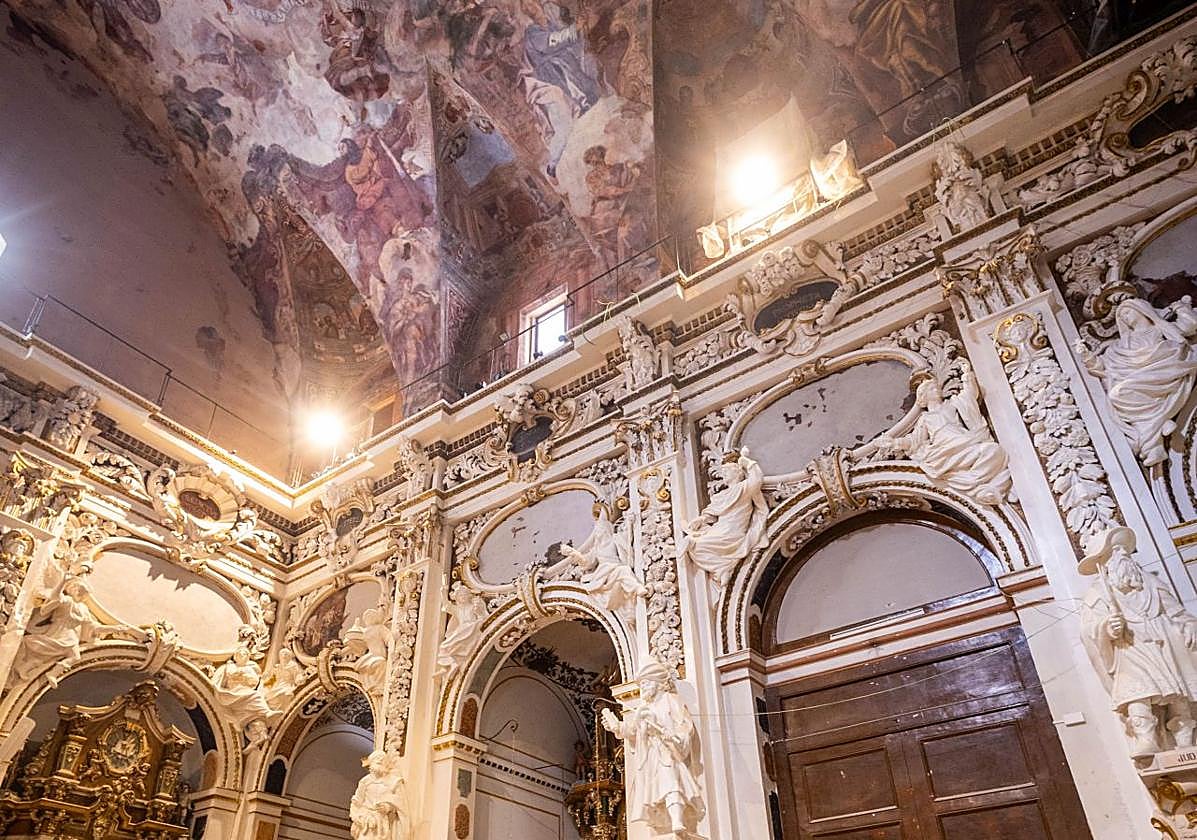 Parte de los frescos de Palomino ya restaurados en la iglesia de los Santos Juanes.