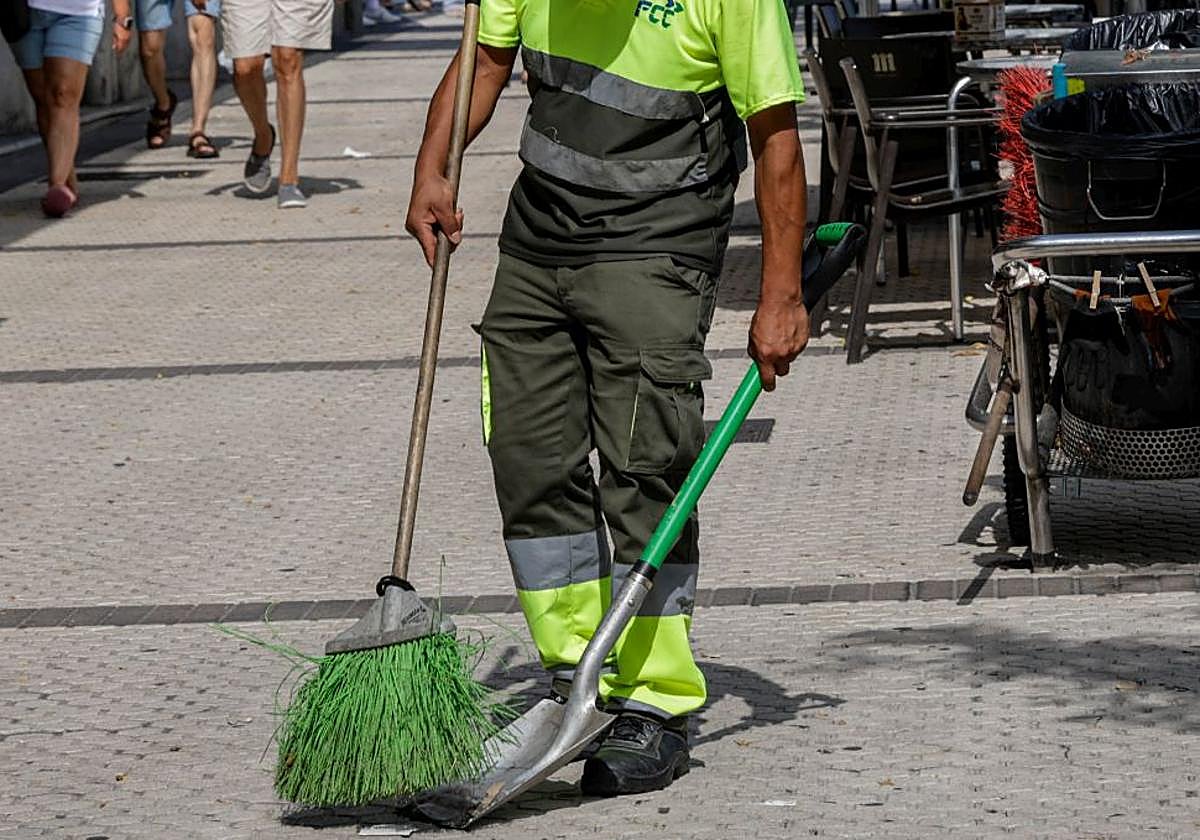 Barrendero trabajando.