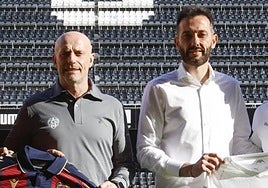 Carlos Corberán y Julián Calero posando con las camisetas de sus clubes días antes del derbi