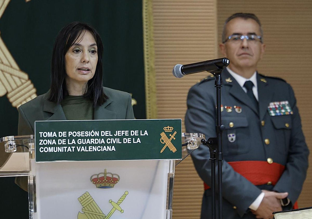La directora general de la Guardia Civil, Mercedes González, y el general José Antonio Fernández de Luz.