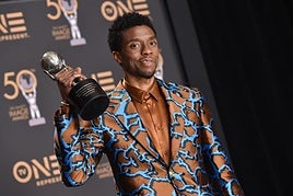 Chadwick Boseman posa con uno de los premios que obtuvo durante su carrera.