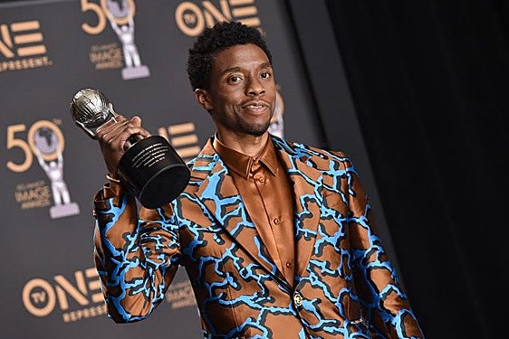 Chadwick Boseman posa con uno de los premios que obtuvo durante su carrera.