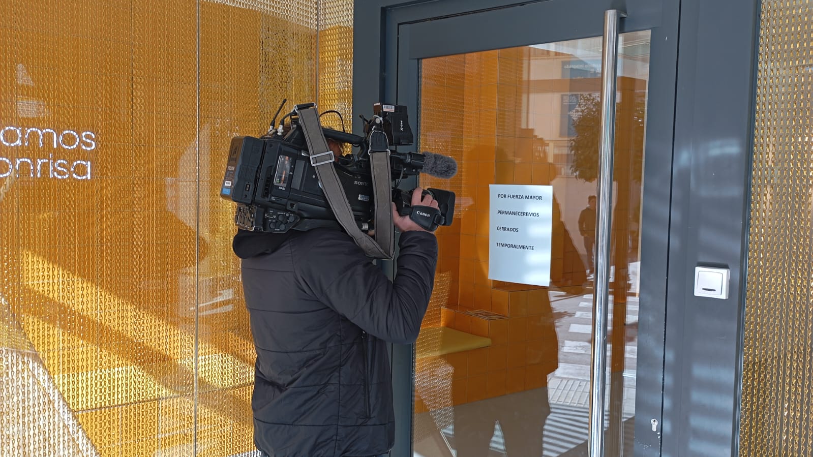 Medios en la puerta de la clínica donde fue atendida la menor.
