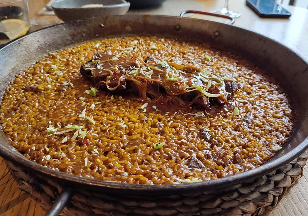 Paella de costillas.