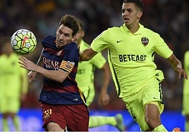 Zou Feddal defiende a Leo Messi.