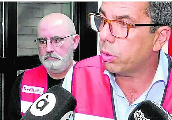 Jorge Suárez, a espaldas de Mazón.