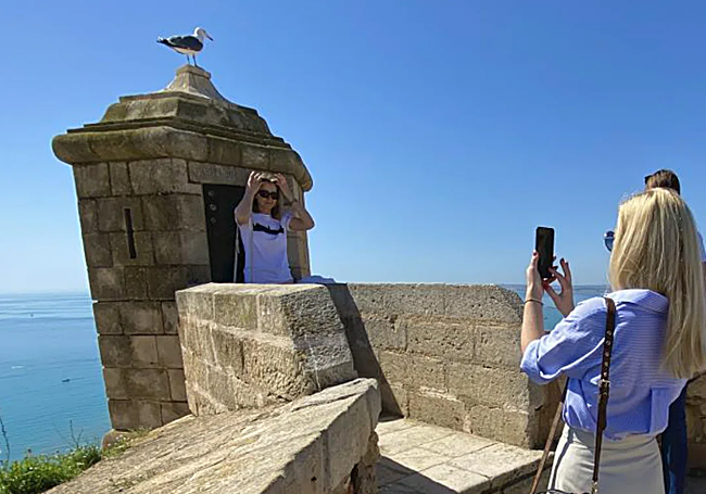 Dos turistas se fotografían en el Castillo de Santa Bárbara