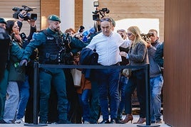 El restaurador, a su llegada al juzgado de Catarroja donde se investiga la dana.