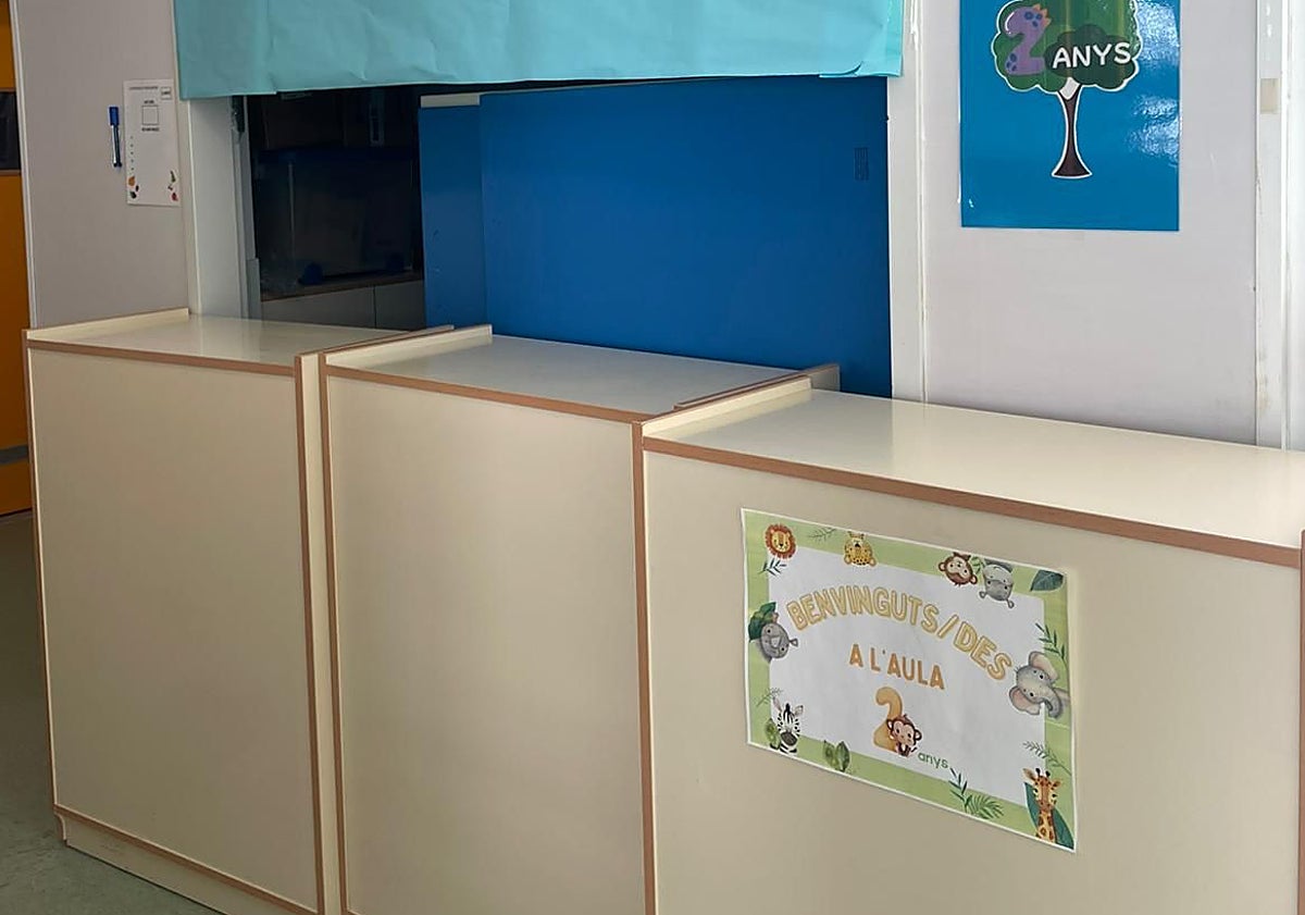 Imagen principal - Arriba, armarios utilizados para bloquear un acceso en el aula de dos años, que no tiene puertas. Abajo, cajas mojadas por las goteras durante el episodio de lluvias de mediados de octubre.  