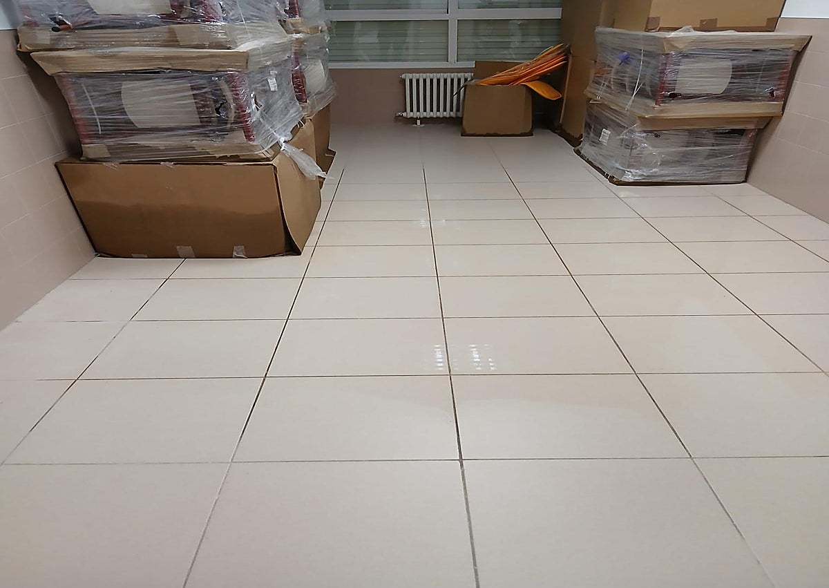 Imagen secundaria 1 - Arriba, armarios utilizados para bloquear un acceso en el aula de dos años, que no tiene puertas. Abajo, cajas mojadas por las goteras durante el episodio de lluvias de mediados de octubre.  