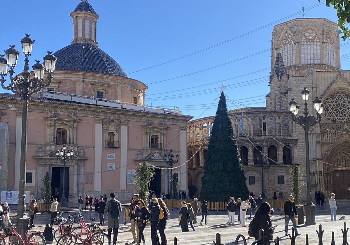 Imagen principal - Árbol de Navidad de la plaza de la Virgen y trineo y renos del jardín del Palau de la Generalitat.