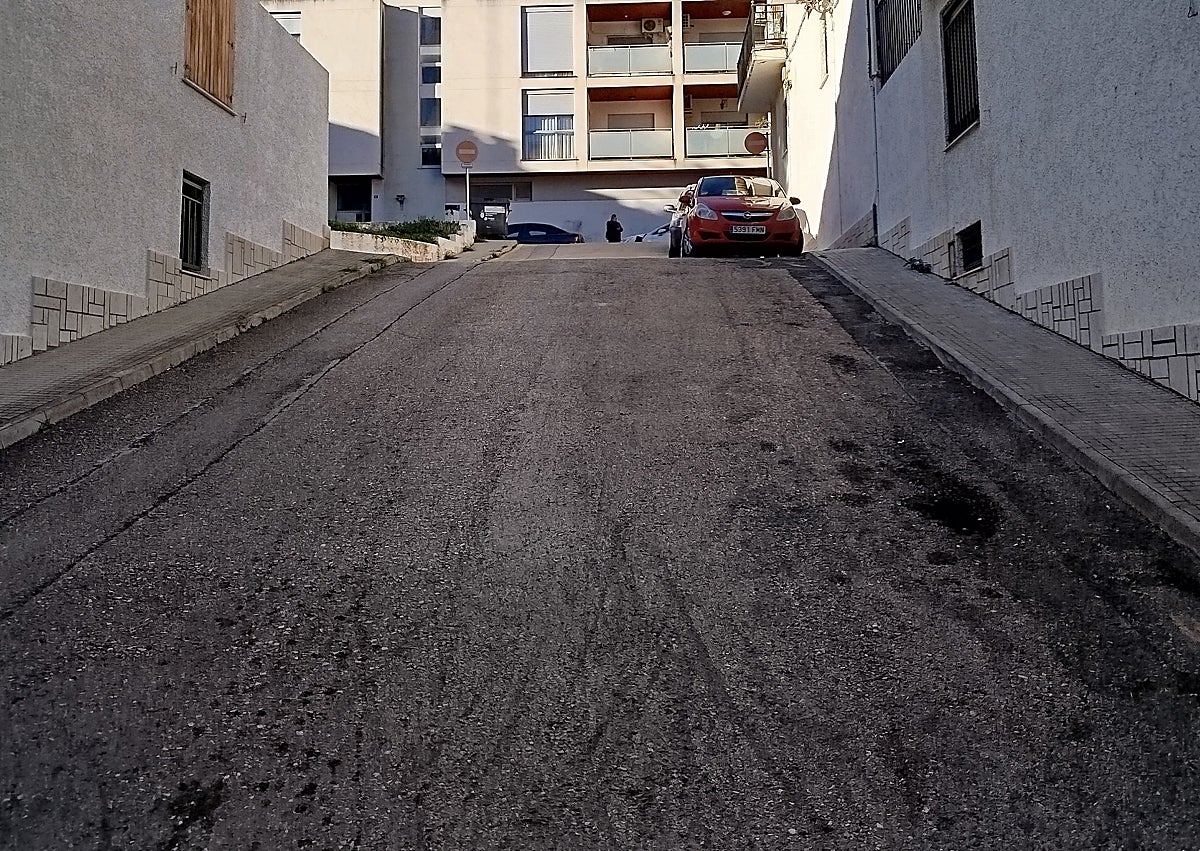 Imagen secundaria 1 - Los vecinos de esta barriada de Chiva están cercados por escaleras y cuestas, sin una rampa que haga accesible la llegada a sus casas.
