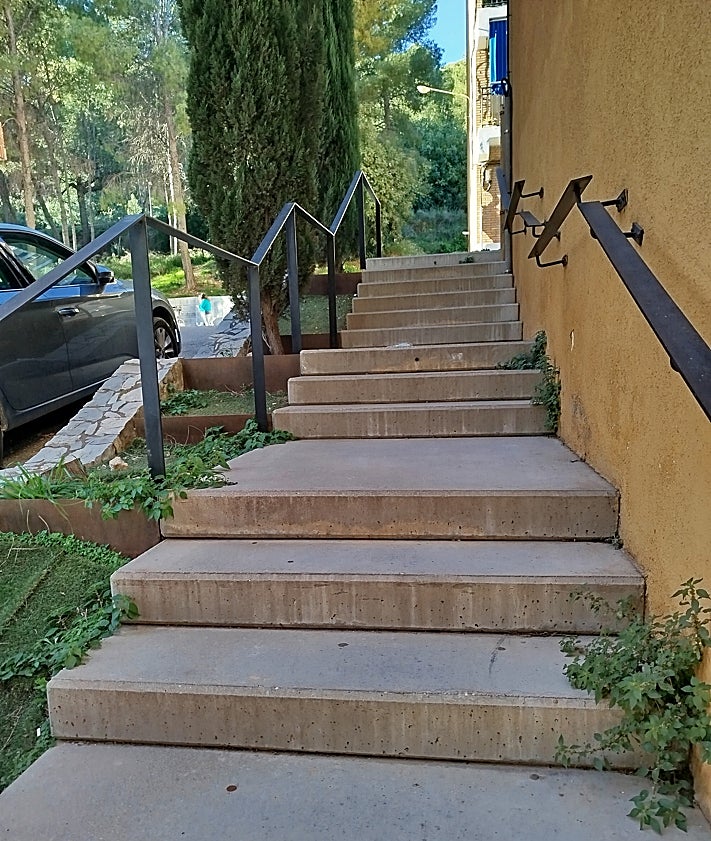 Imagen secundaria 2 - Los vecinos de esta barriada de Chiva están cercados por escaleras y cuestas, sin una rampa que haga accesible la llegada a sus casas.